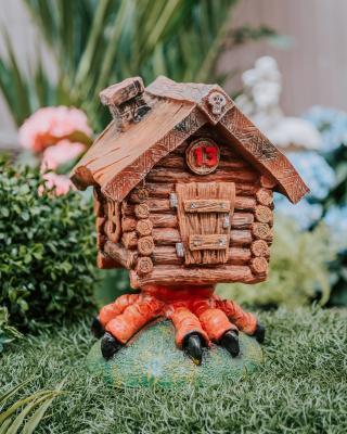 Фигура Избушка средняя Н-32см F1282 в интернет гипермаркете «Планета Лета». Фото