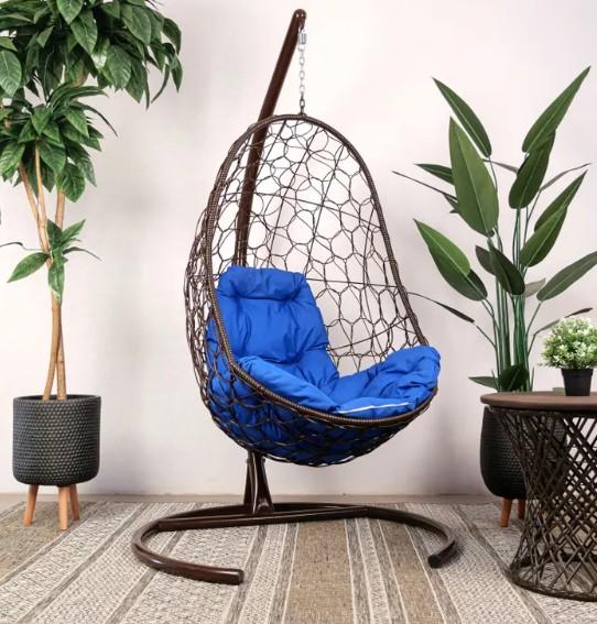 Кресло подвесное ОВАЛ с ротангом коричневое, синяя подушка в интернет гипермаркете «Планета Лета». Фото