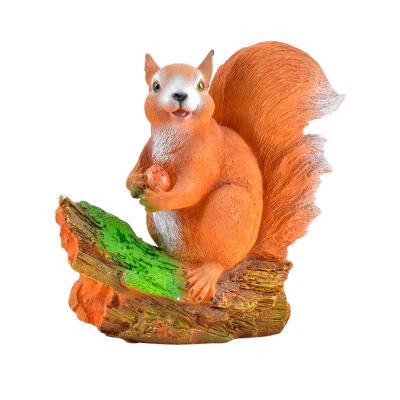 Фигура Белочка с орешком на бревне Н-21см в интернет гипермаркете «Планета Лета». Фото