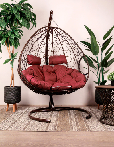 Кресло подвесное ДЛЯ ДВОИХ с ротангом коричневое, бордовая  подушка в интернет гипермаркете «Планета Лета». Фото