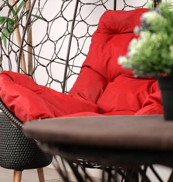 Кресло подвесное КАПЛЯ с ротангом коричневое, красная подушка в интернет гипермаркете «Планета Лета». Фото