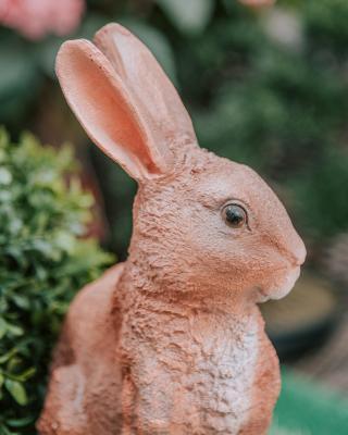 Фигура Заяц сидячий H-34см ФП082 в интернет гипермаркете «Планета Лета». Фото