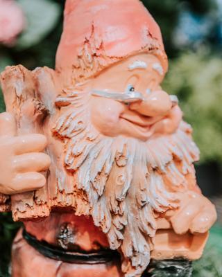 Фигура Гном с бревнами в очках Н-40см F847 в интернет гипермаркете «Планета Лета». Фото